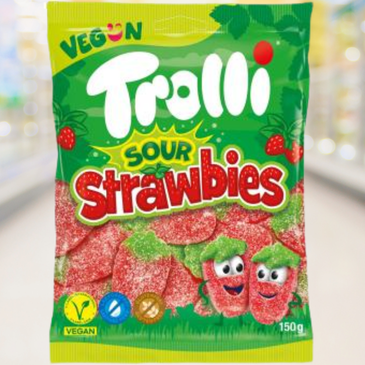 Trolli Sour Strawberries – zure aardbei gummies, zachte en fruitige snoepjes – Nightshop Roermond.