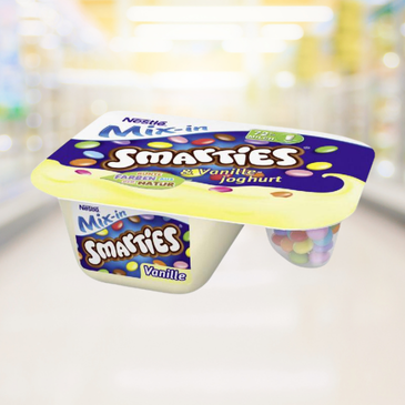 Nestle Smarties Mix In Yoghurt – romige yoghurt met kleurrijke Smarties topping – Nightshop Roermond.
