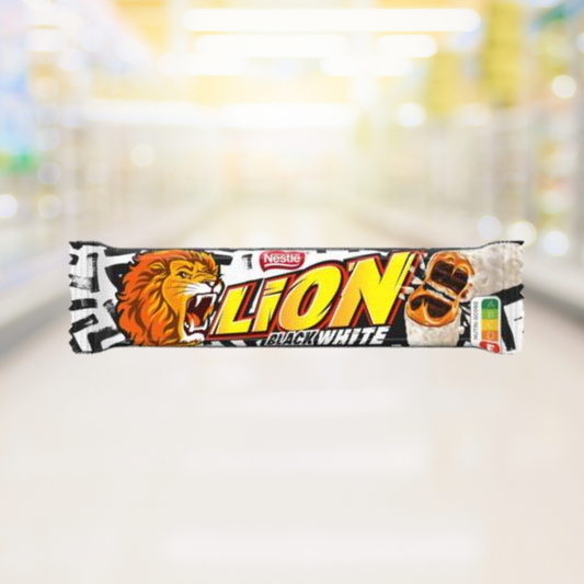 Lion Black & White – chocolade reep met mix van witte en melkchocolade, wafels en karamel – Nightshop Roermond.